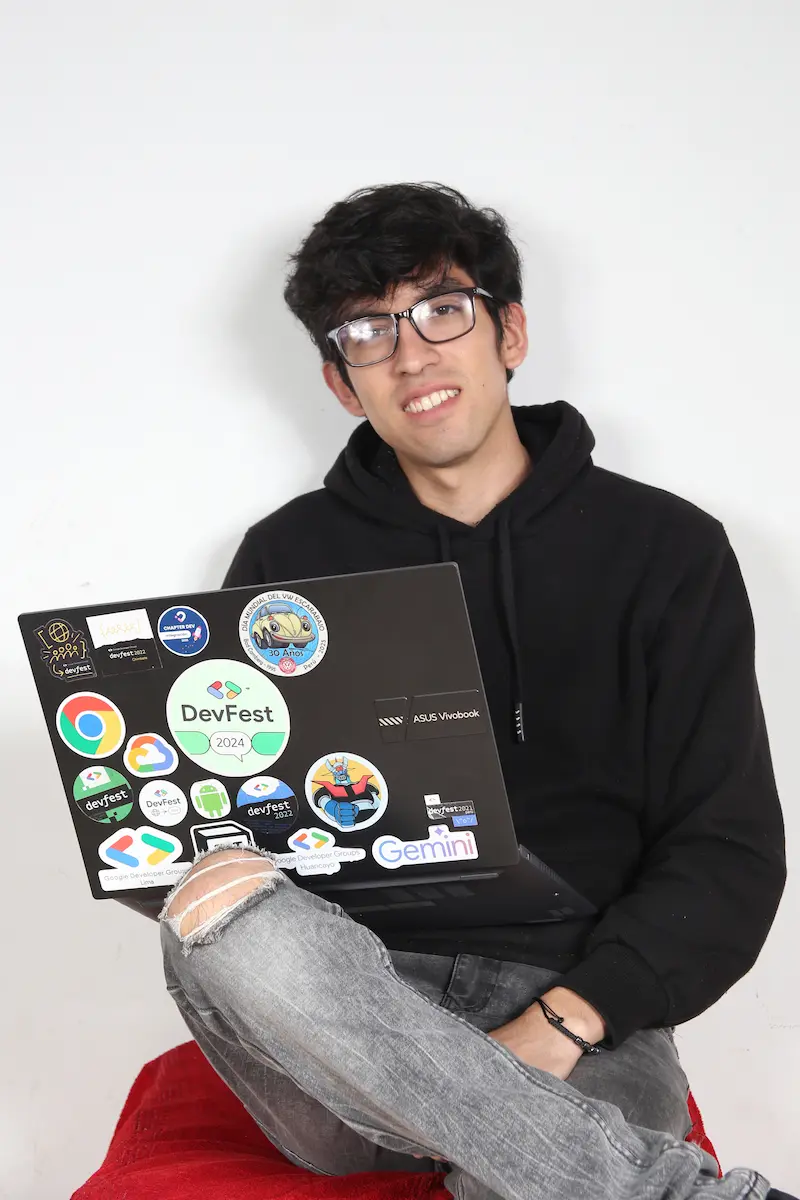 Felix Castro sentado